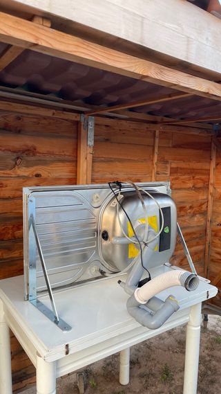 Fregadero de acero inoxidable con grifo de pedal