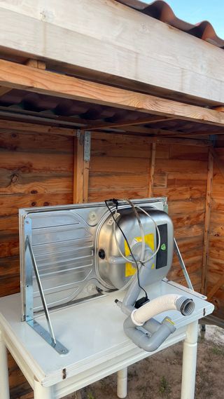 Fregadero de acero inoxidable con grifo de pedal