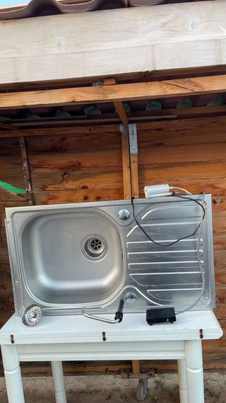 Fregadero de acero inoxidable con grifo de pedal