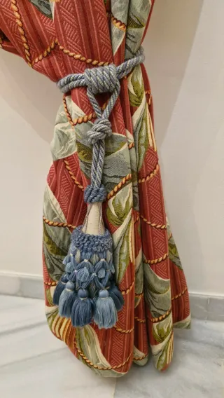 Mesa de comedor redonda y sillas + Mueble aparador