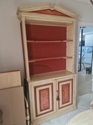 Mesa comedor redonda + 6 sillas+mueble aparador.