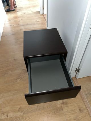 Mesilla de noche de madera oscura