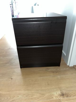 Mesilla de noche de madera oscura