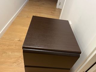 Mesilla de noche de madera oscura