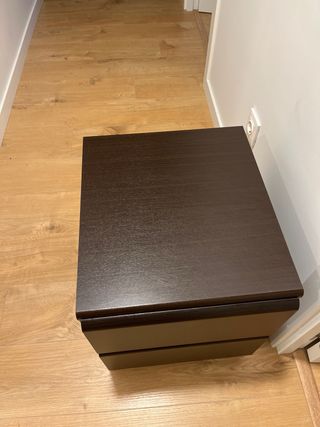 Mesilla de noche de madera oscura