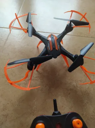 Dron con mando a distancia