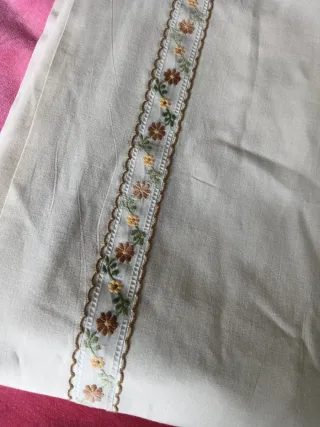 Sábana beige con bordado floral
