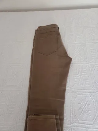 Pantalón pitillo verde oliva