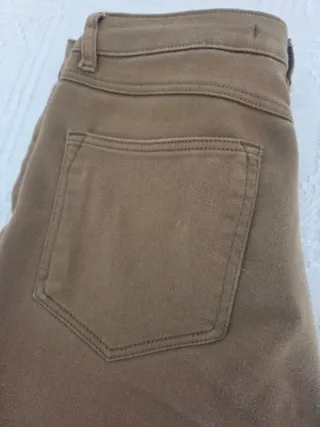 Pantalón pitillo verde oliva
