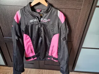 Chaqueta de moto negra y rosa