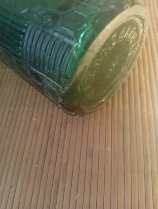 Antiguo sifón de vidrio verde