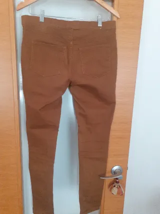 Pantalón elástico marrón