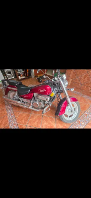 Motocicleta Cruiser Negra y Roja