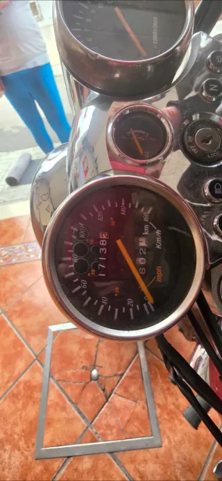Motocicleta Cruiser Negra y Roja