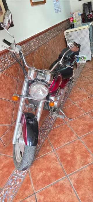 Motocicleta Cruiser Negra y Roja