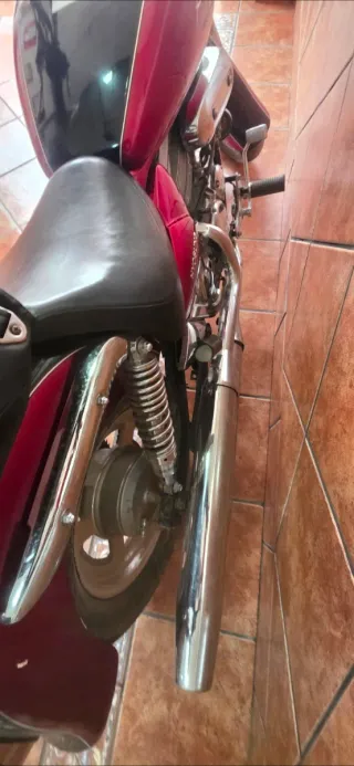 Motocicleta Cruiser Negra y Roja