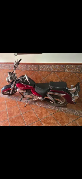 Motocicleta Cruiser Negra y Roja