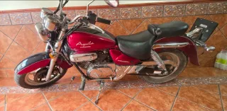 Motocicleta Cruiser Negra y Roja