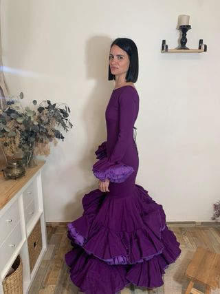 Traje de flamenca morado con volantes