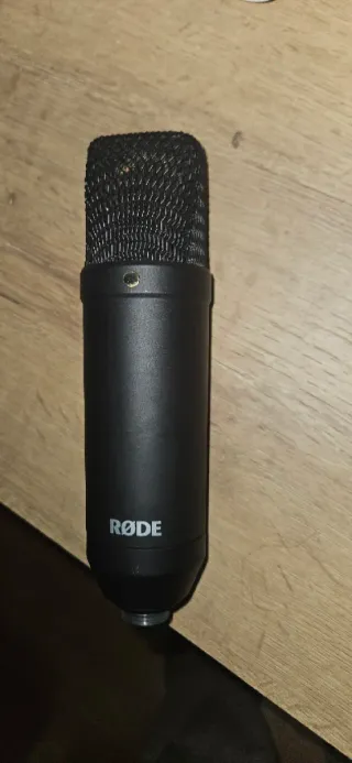 Micrófono Rode NT1 con cable XLR y soporte
