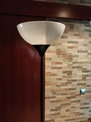 Lámpara de pie negra metal