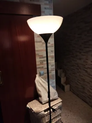 Lámpara de pie negra metal