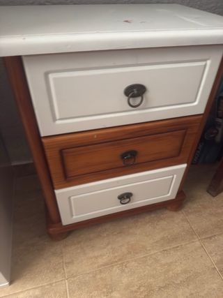 Mesita de noche de madera