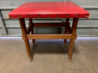 Taburete vintage madera con asiento rojo