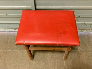 Taburete vintage madera con asiento rojo