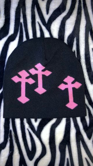 Gorro beanie Y2K negro con cruces rosas