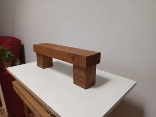 Taburete pequeño de madera.