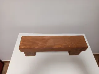 Taburete pequeño de madera.