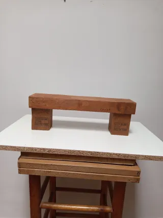 Taburete pequeño de madera.