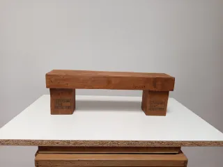 Taburete pequeño de madera.