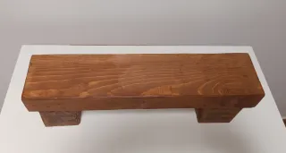 Taburete pequeño de madera.