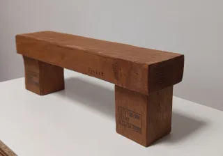 Taburete pequeño de madera.