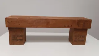 Taburete pequeño de madera.