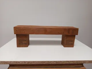 Taburete pequeño de madera.