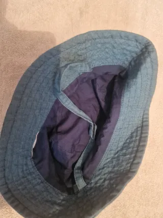 Gorro de bebé azul con pez