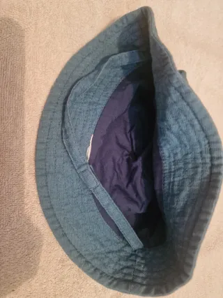 Gorro de bebé azul con pez