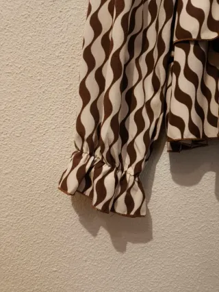 Blusa con estampado geométrico y volantes