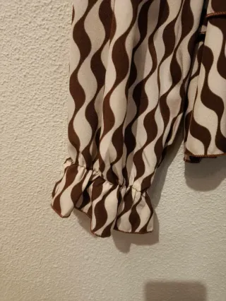 Blusa con estampado geométrico y volantes