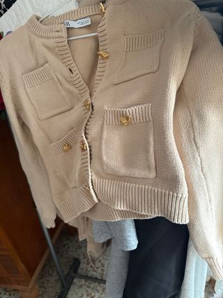 Cárdigan beige con botones dorados