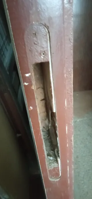 Puerta de madera antigua tallada