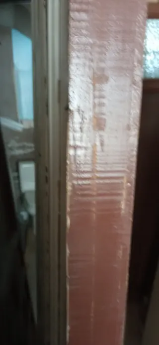 Puerta de madera antigua tallada