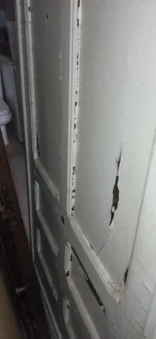 Puerta de madera antigua tallada