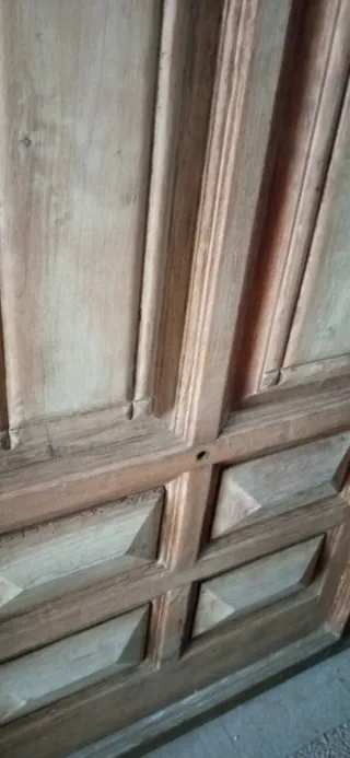 Puerta de madera antigua tallada