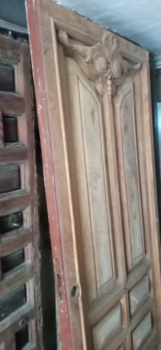 Puerta de madera antigua tallada