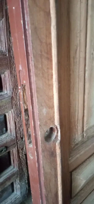 Puerta de madera antigua tallada