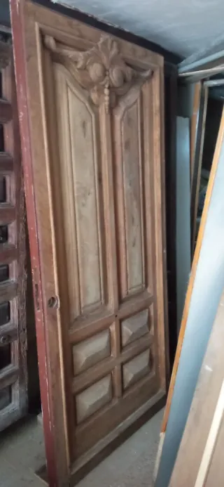 Puerta de madera antigua tallada